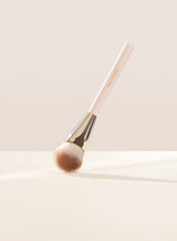 Cargar imagen en el visor de la galería, RARE BEAUTY Soft Pinch Blush Brush