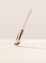 Cargar imagen en el visor de la galería, RARE BEAUTY Soft Pinch Blush Brush
