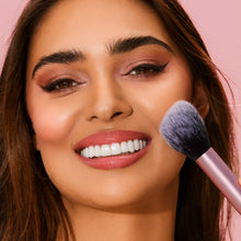Cargar imagen en el visor de la galería, Real Techniques Ultra Plush Blush Makeup Brush
