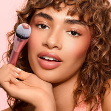 Cargar imagen en el visor de la galería, Real Techniques Power Pigment Blush Makeup Brush
