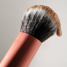 Cargar imagen en el visor de la galería, Real Techniques Expert Face Brush