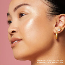 Cargar imagen en el visor de la galería, Rare Beauty by Selena Gomez Positive Light Silky Touch Highlighter
