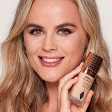 Cargar imagen en el visor de la galería, CHARLOTTE TILBURY FLAWLESS FOUNDATION (maquillaje liquido)