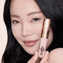 Cargar imagen en el visor de la galería, Charlotte Tilbury Airbrush Flawless Blur Concealer
